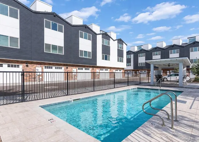 Sapphire Leaf- Luxury 3br- Pool, King Beds, Spacious, Quiet, Garage, Close To Airport And Oldtown Holiday home